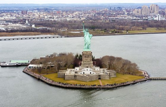 Более 3 тыс человек эвакуировали с острова Свободы в Нью-Йорке