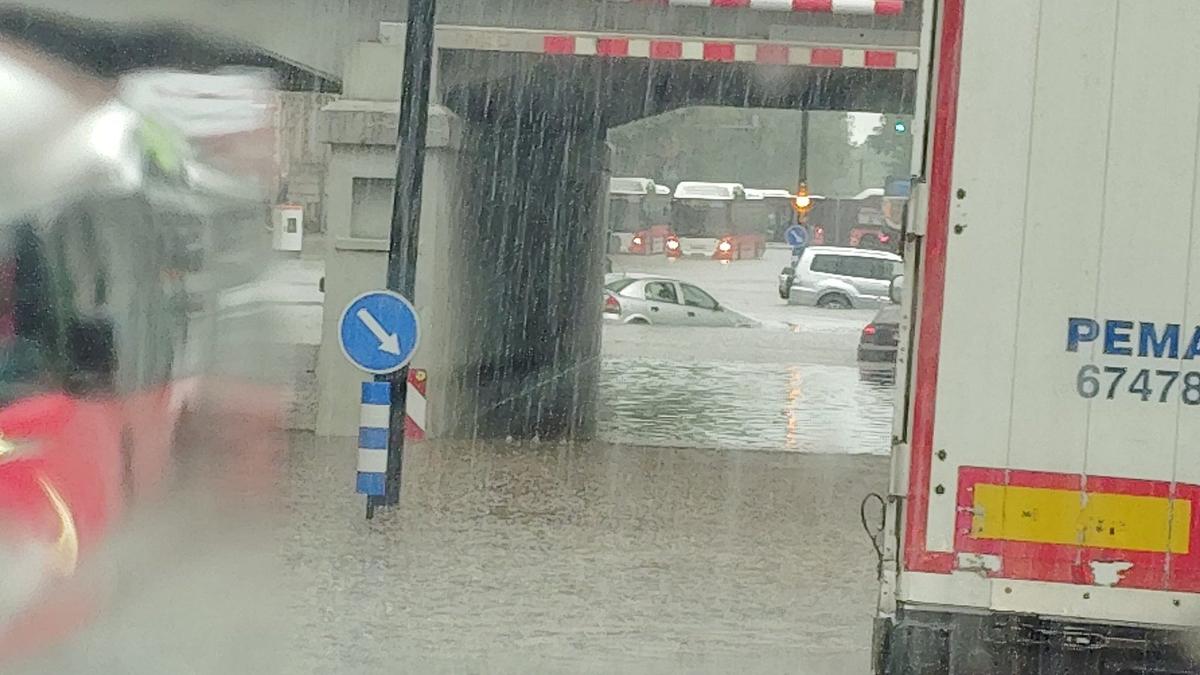 В Тарту из-за сильного ливня затопило больницу, центральные улицы города тоже затоплены