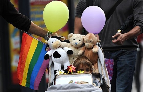 В Финляндии впервые разрешили усыновление для однополых пар