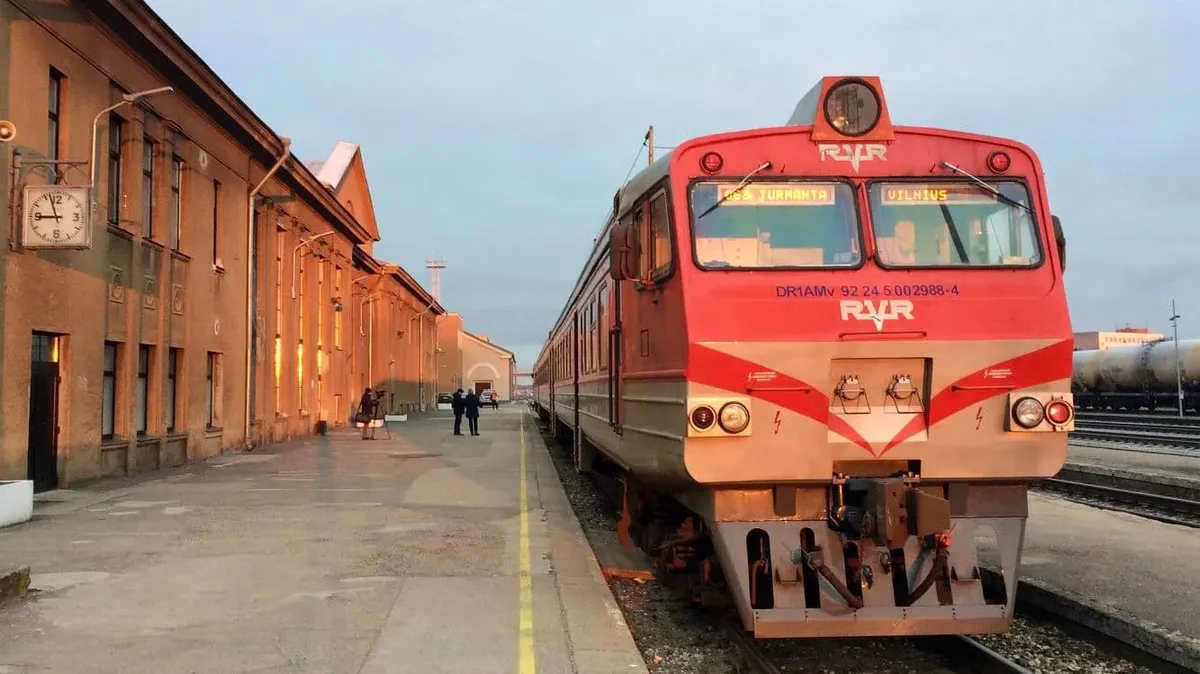 Даугавпилсу нужен поезд и в Ригу, и в Литву. Пока поезд «Рига-Даугавпилс- Вильнюс» в стадии обсуждения, даугавпилчане выходят из положения как могут  — Новая газета. Балтия