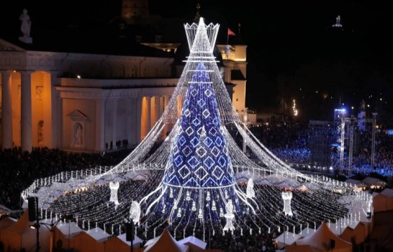 В Вильнюсе зажгли рождественскую елку