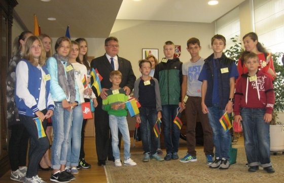 Дети из Донецка посетили МИД Литвы и съездили на экскурсию