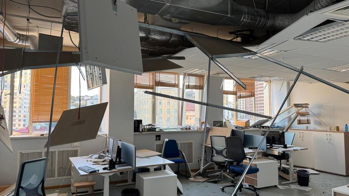 Поврежденный офис представительства ЕС в Украине. Фото: Андрей Сибига, X