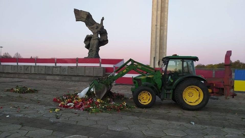 В Риге трактором убрали возложенные к памятнику Победы цветы