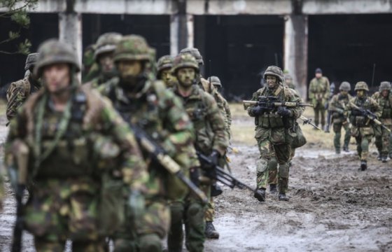 Литовским военным повысят зарплату