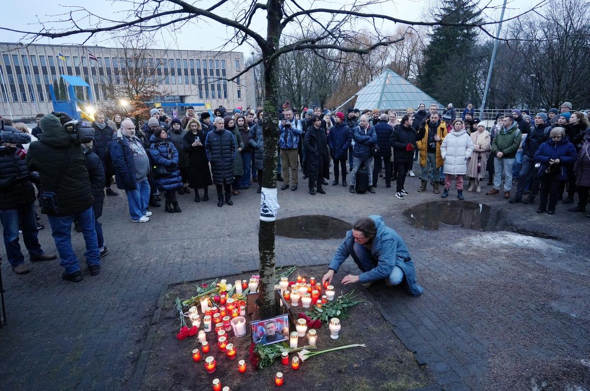 Акция в память Алексея Навального у посольства РФ в Риге, 16 февраля 2024 года. Фото: LETA
