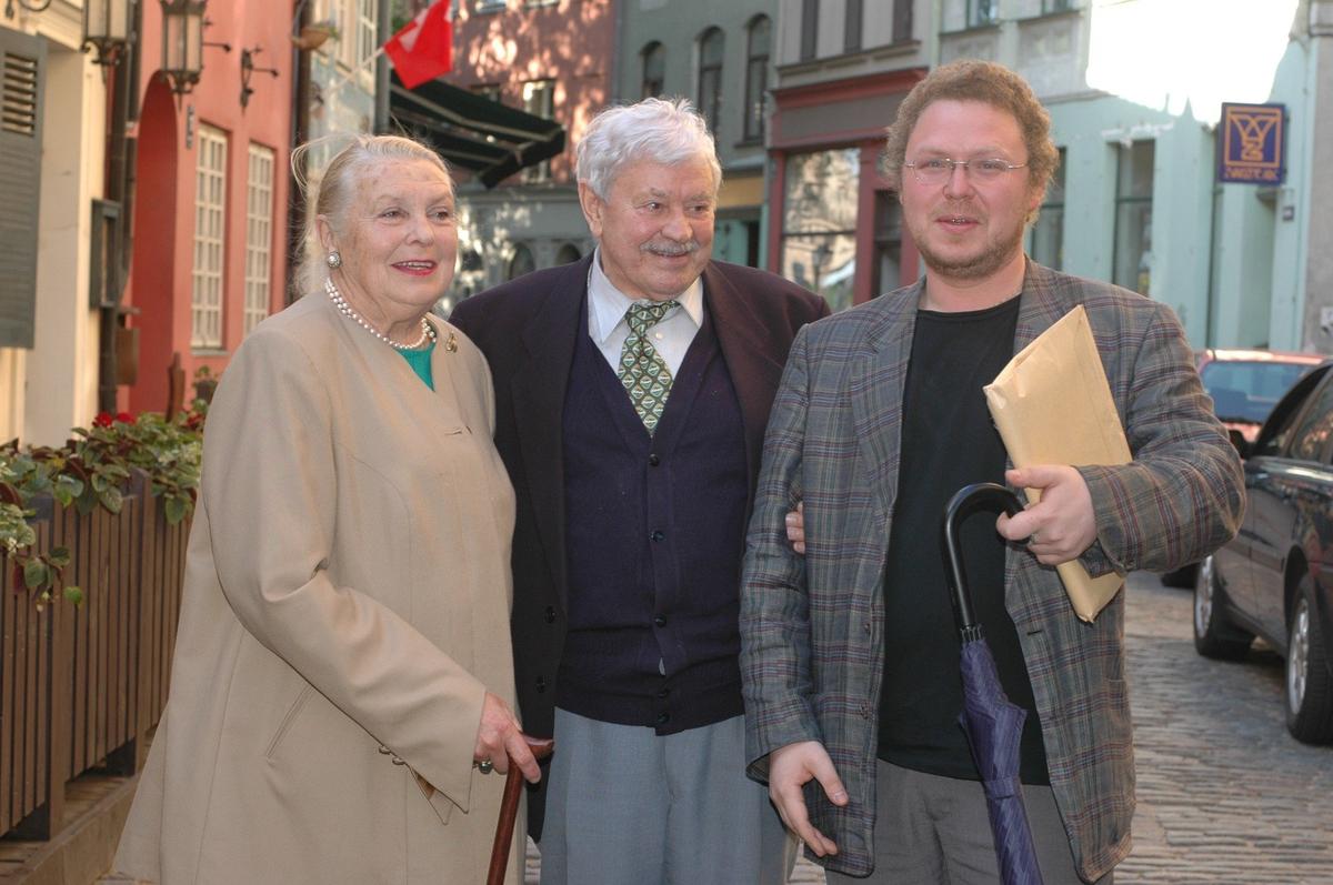Андрей Шаврей (справа) с Вией Артмане и Донатасом Банионисом на рижской улице Яуниела, 2006-й год. Фото: Сергей Аболиньш.