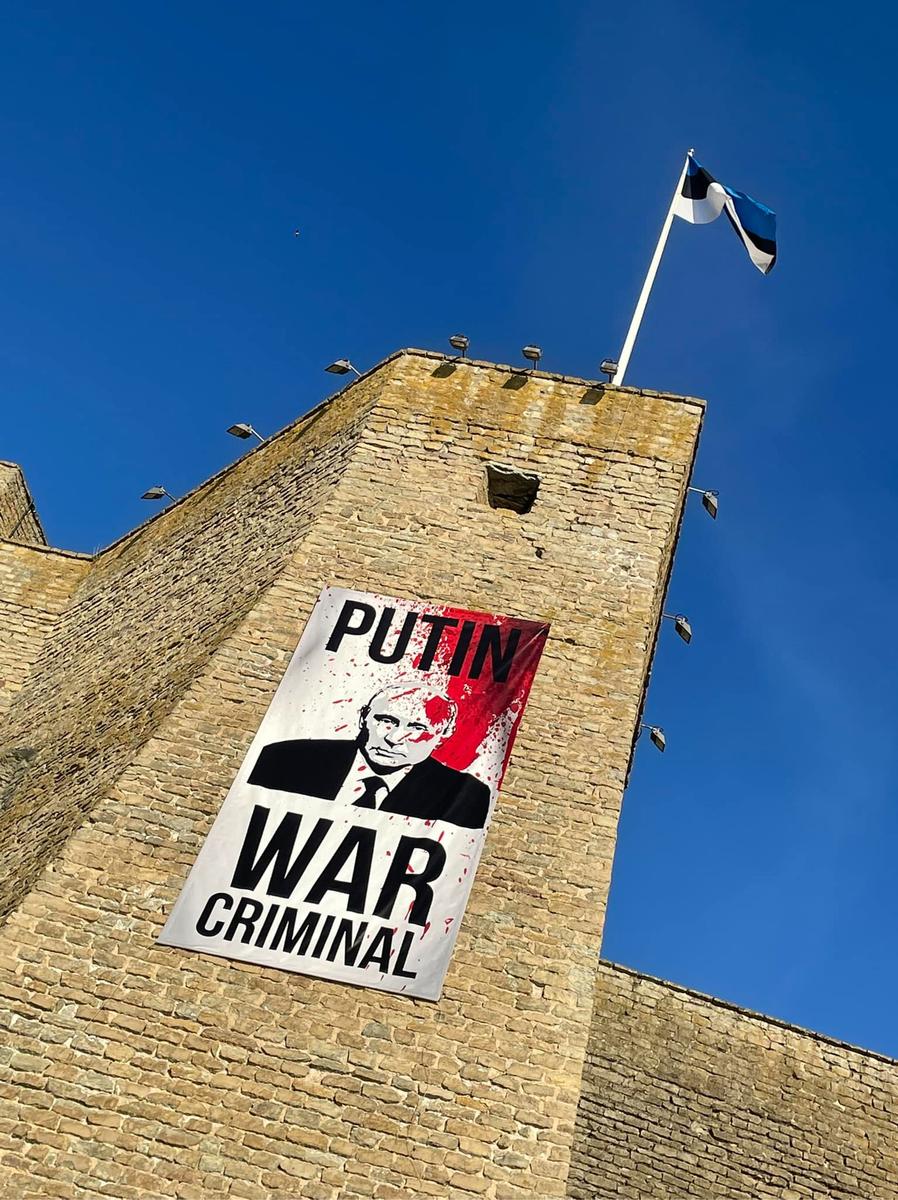 Баннер на Нарвском замке. Фото: Narva Muuseum