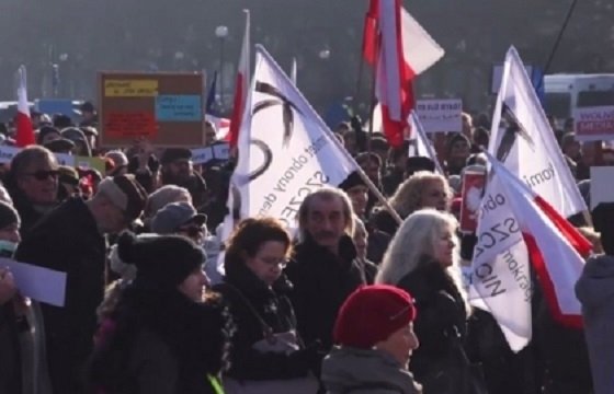 В Польше прошли многотысячные митинги в защиту свободных СМИ