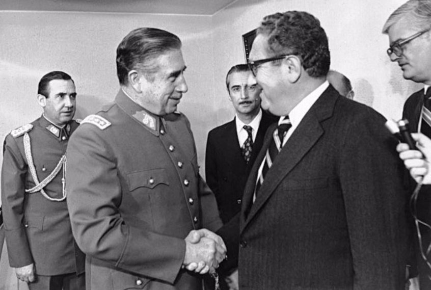Аугусто Пиночет обменивается рукопожатием с госсекретарем США Генри Киссинджером в 1976 году. Фото: Wikimedia Commons , CC BY 2.0