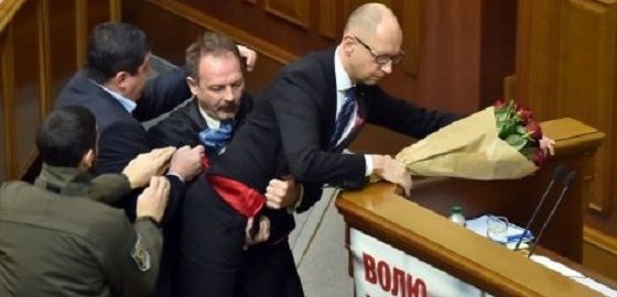 Украинский премьер назвал «дебилами» подравшихся в Раде депутатов