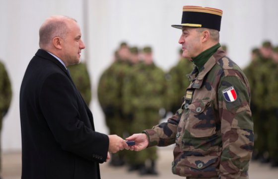 Министр обороны Эстонии наградил медалями французских военных