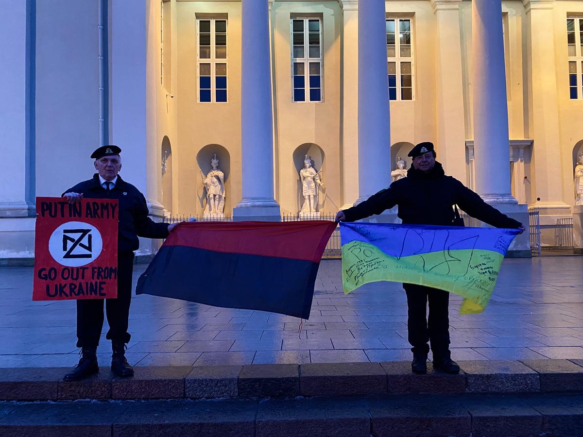 На митинг вышли и литовские политические активисты. На фото справа Антанас Клиунка. Он вместе со своей командой собирает в Литве материальную помощь для украинских военных.