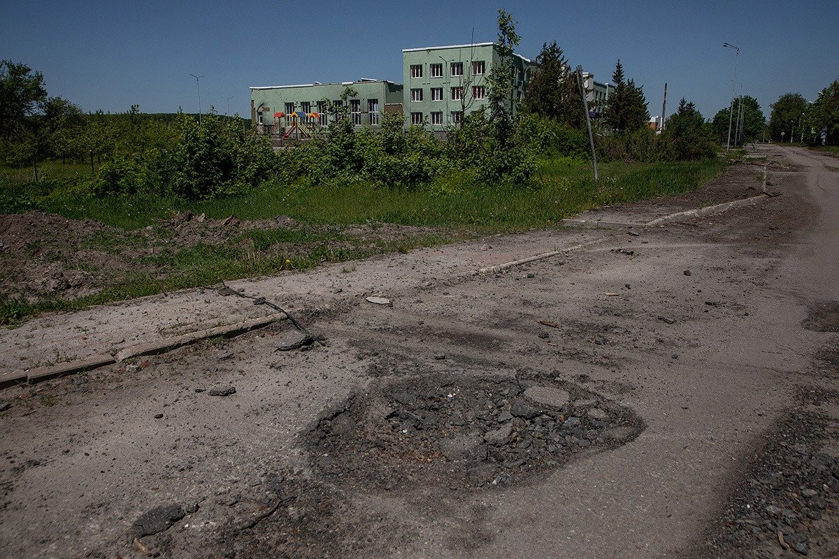 Поврежденный обстрелами асфальт на улице Центральной в Козинке, май 2024 года. Фото: Анатолий Ольшанский