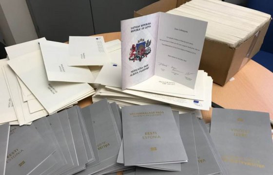 Евродепутаты получат открытки в виде паспортов неграждан Эстонии и Латвии