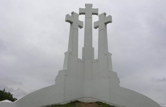 Три креста в Вильнюсе окрасят в цвета французского флага