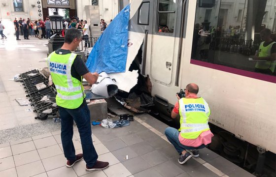 54 человека пострадали при аварии поезда в Барселоне