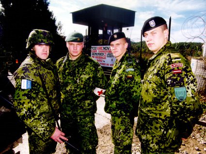 Сержанты Балтийского взвода. Слева направо: Томас Сикк (Эстония), Хенрик Конгсбак (Дания), Виталиус Кузнецовас (Литва) и Юрис Мункевичс (Латвия), 1997 г.  Фото : капитан Халвор Молланд, SFOR Informer#22