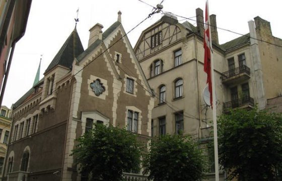 У посольства Дании в Риге прошла акция в поддержку высылаемой в ЮАР гражданки Латвии