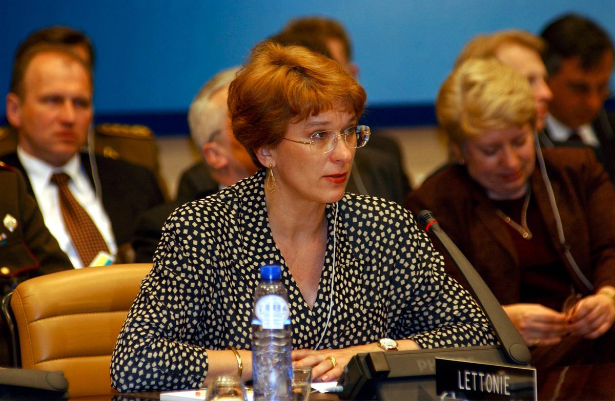 Министр иностранных дел Латвии Сандра Калниете в штаб-квартире НАТО на подписании протокола о присоединении.  Фото : НАТО