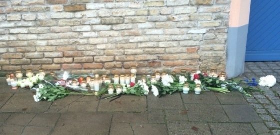 К посольству Франции в Риге почтить память погибших пришли примерно 200 человек