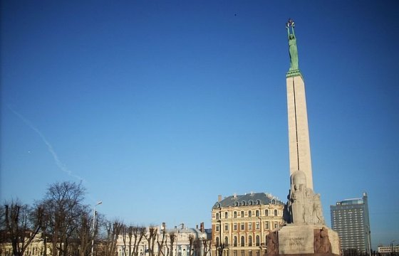 Военные из США справили нужду у памятника Свободы в Риге: штраф — 400 евро