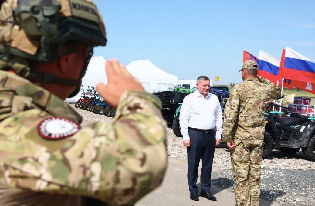 Андрей Бочаров с российскими военнослужащими. Фото: администрация Волгоградской области / VK