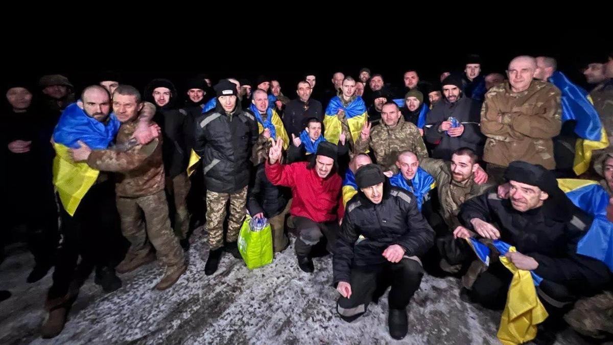Украина и Россия провели обмен пленными. В Украину вернулись 230 человек, в Россию — 248