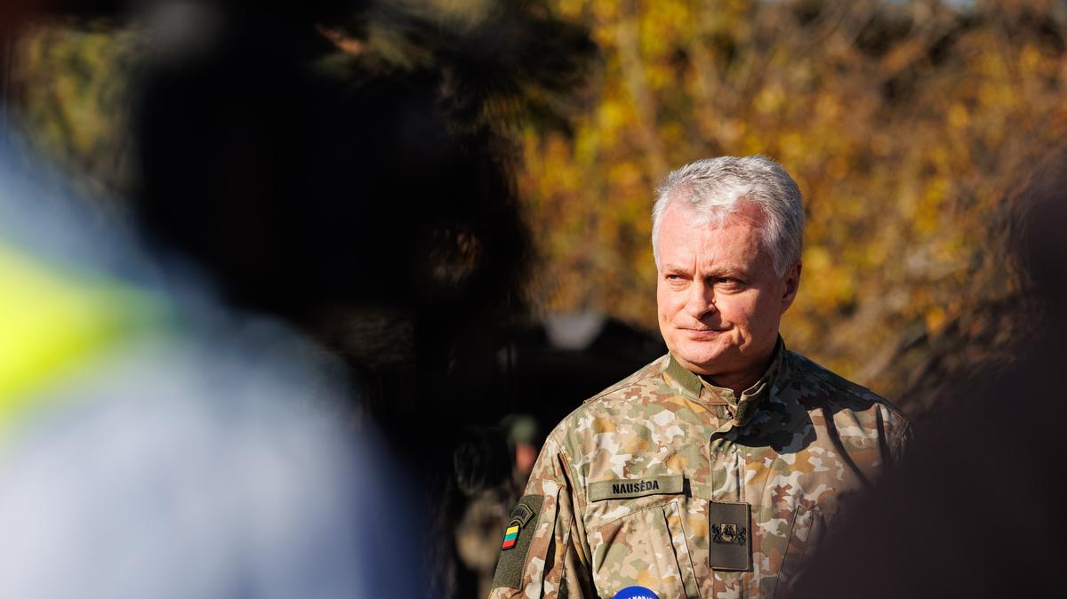 Президент Литвы сравнил армию с девушками. Теперь его обвиняют в сексизме