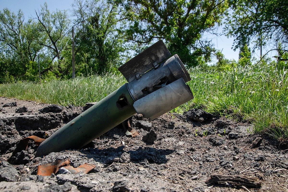 Снаряд на улице Козинки, май 2024 года. Фото: Анатолий Ольшанский