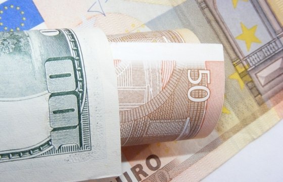 Курс доллара превысил 77 рублей, евро едва не достиг 84 рублей