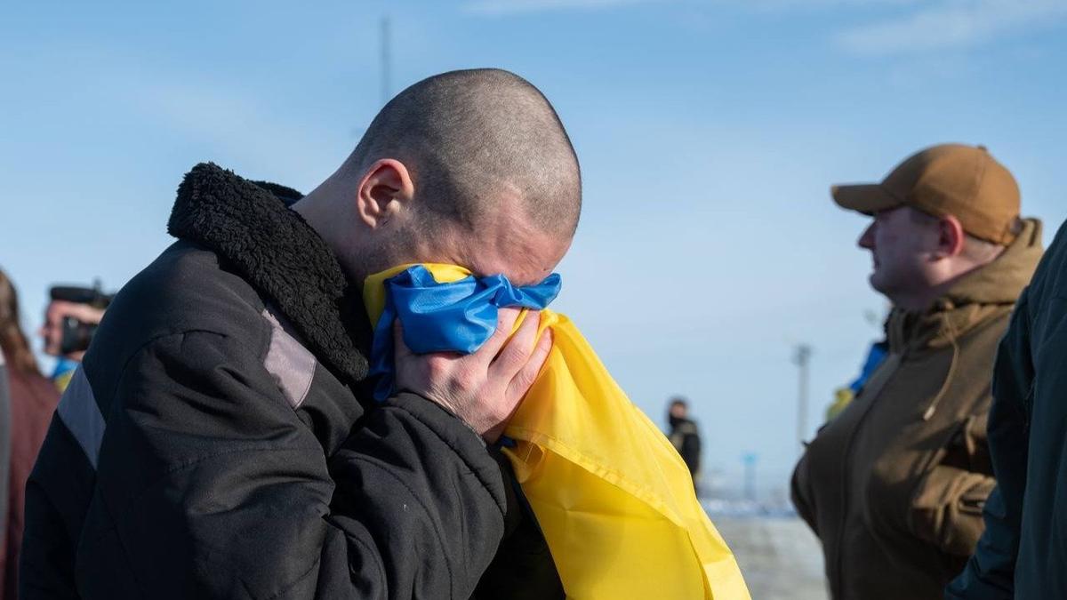 Украина и Россия обменялись военнопленными. В Украину вернулись 207 человек, в Россию — 195