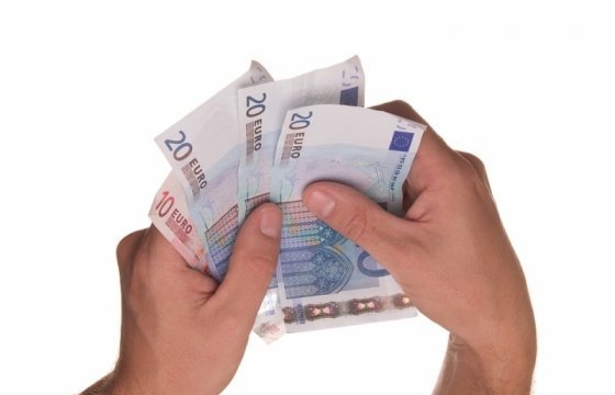 В Латвии с 1 января ограничат сделки с наличными деньгами