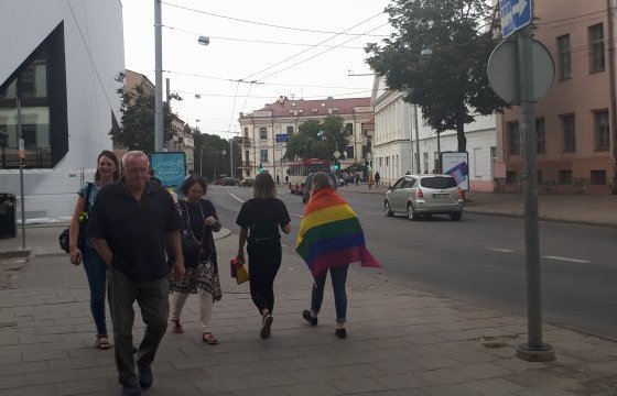 #ЛГБТ-дружественная Литва: жителям Вильнюса раздали радужные флаги (ФОТО)