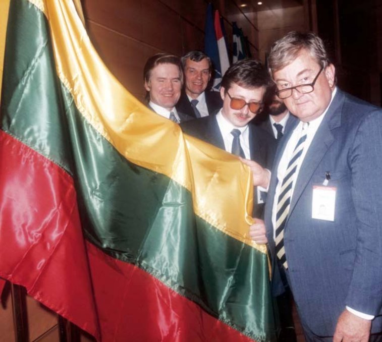 Президент Ассамблеи Чарли Роуз с руководителями делегаций трех стран Балтии, Мадрид, 1991 г. Фото:  NATO Parliamentary Assembly 1955 -2005 . 50 Years of Parliamentary Diplomacy