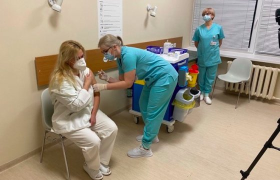 За полтора часа в Клайпеде от коронавируса привили около 100 врачей