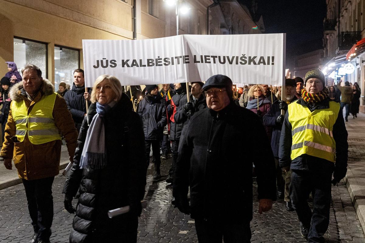Лозунг на плакате: «Вы будете говорить по-литовски». Фото: BNS