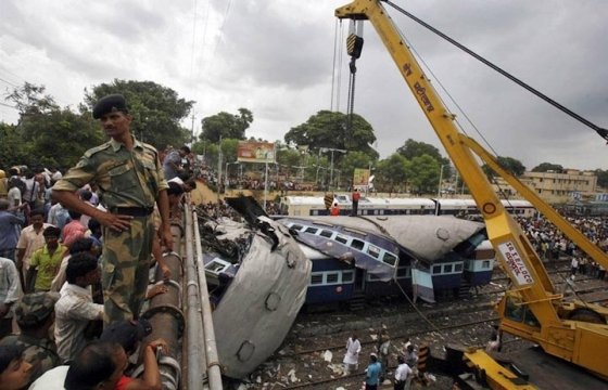 В результате крушения поезда в Индии погибли десятки пассажиров