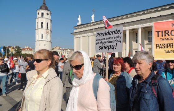 Против Сороса, вакцин и ЛГБТ: Союз семей проводит митинг в Вильнюсе