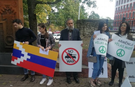 Латвийские армяне устроили шествие против войны в Нагорном Карабахе