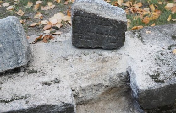 В литовском Шауляй из городских объектов извлекают фрагменты еврейских надгробий