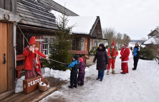 Дети просят гаджеты, а взрослые — не платить ипотеку. Как работает Ферма Деда Мороза в Эстонии