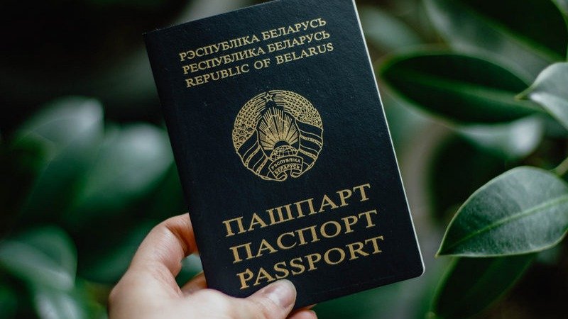 В Беларуси запретили выдавать новые паспорта в консульствах за рубежом. Теперь беларусам придется возвращаться в страну для оформления паспорта