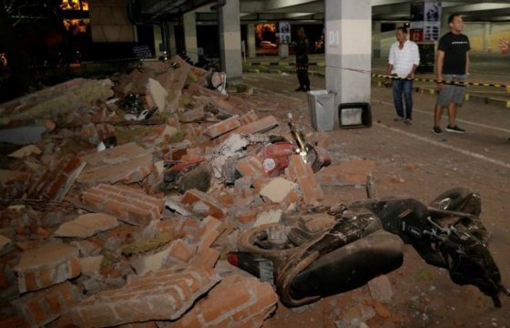 В результате землетрясения в Индонезии погибли более 90 человек