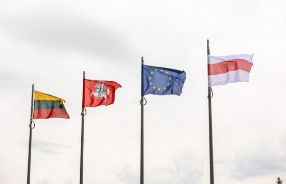 Самоуправление Вильнюса вывесило бело-красно-белый флаг