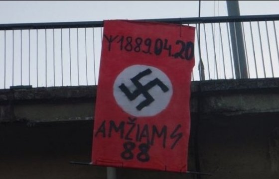 В день рождения Гитлера в Вильнюсе повесили три флага со свастикой