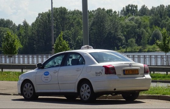 В Латвии начали уголовные дела против таксистов: их подозревают в подделке документов о знании языка