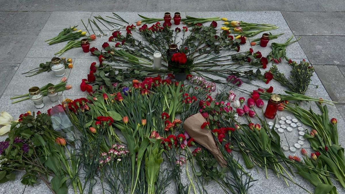 Полицейские, военные песни из колонки и «Христос воскрес». Как на Антакальнисском кладбище в Вильнюсе отмечали 9 мая