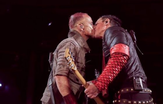 Гитаристы Rammstein поцеловались на концерте в Москве в знак поддержки геев