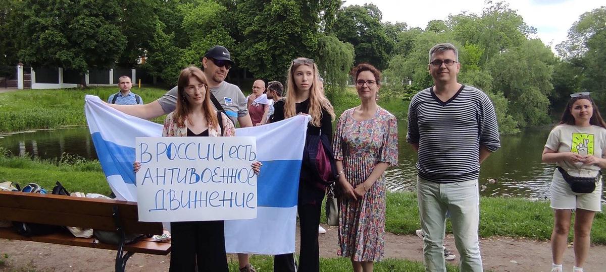 Российские активисты у посольства РФ в Вильнюсе. Фото: Facebook